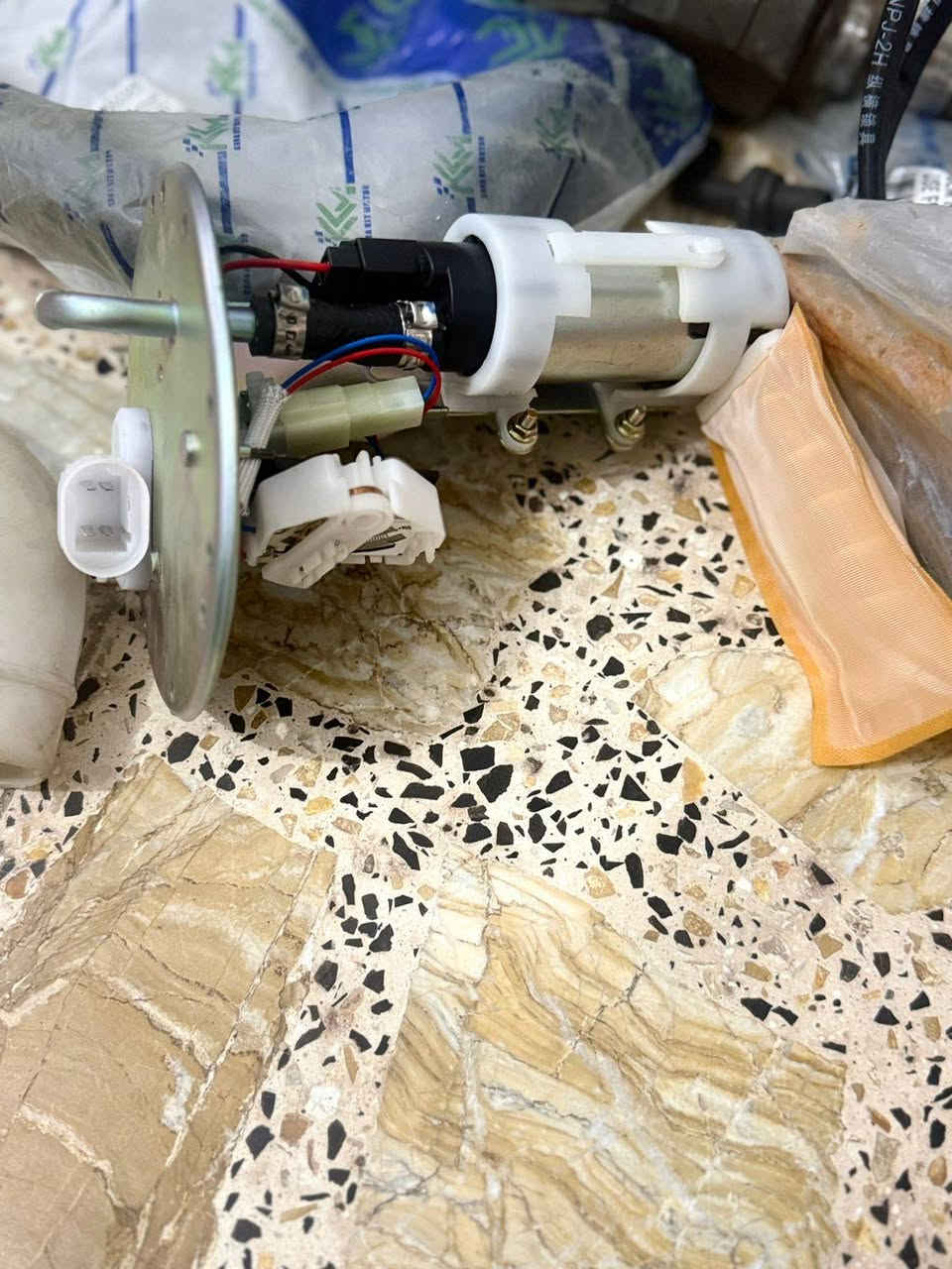 السلام عليكم 
غراض سايبا بيهن مستعمل وبيهن جديد 
ماطور مروحه سايبا/جديد 
جوينات مال راديتر الفوك والجوه/جديد 
قاعده فيت بم مع طوافه كامل/جديد 
بلكات/مستعمل 
نوزلات شديتهن مره وحده وفتحتهن/مستعمل 
اذان مال محرك وكير 3قطع/جدد 
وبعد هواي غراض وياهن 
كلهن شلع ب٧٥ الف 
العنوان الشعله *********** بي واتساب
