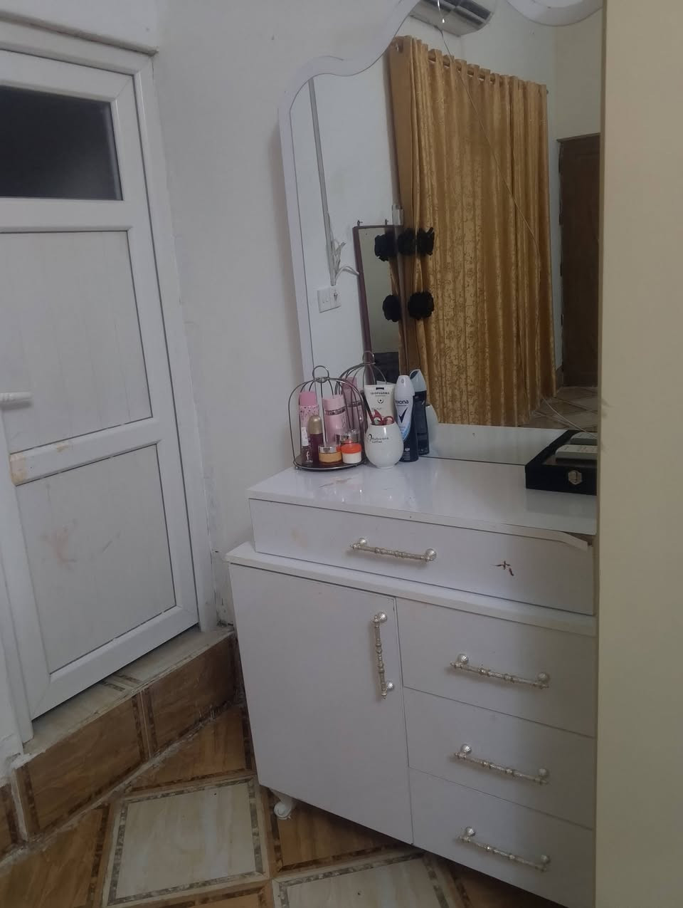 للبيع غرف نوم 6قطع
سعر 300 بيه مجال 
عنوان كركوك 
***********
