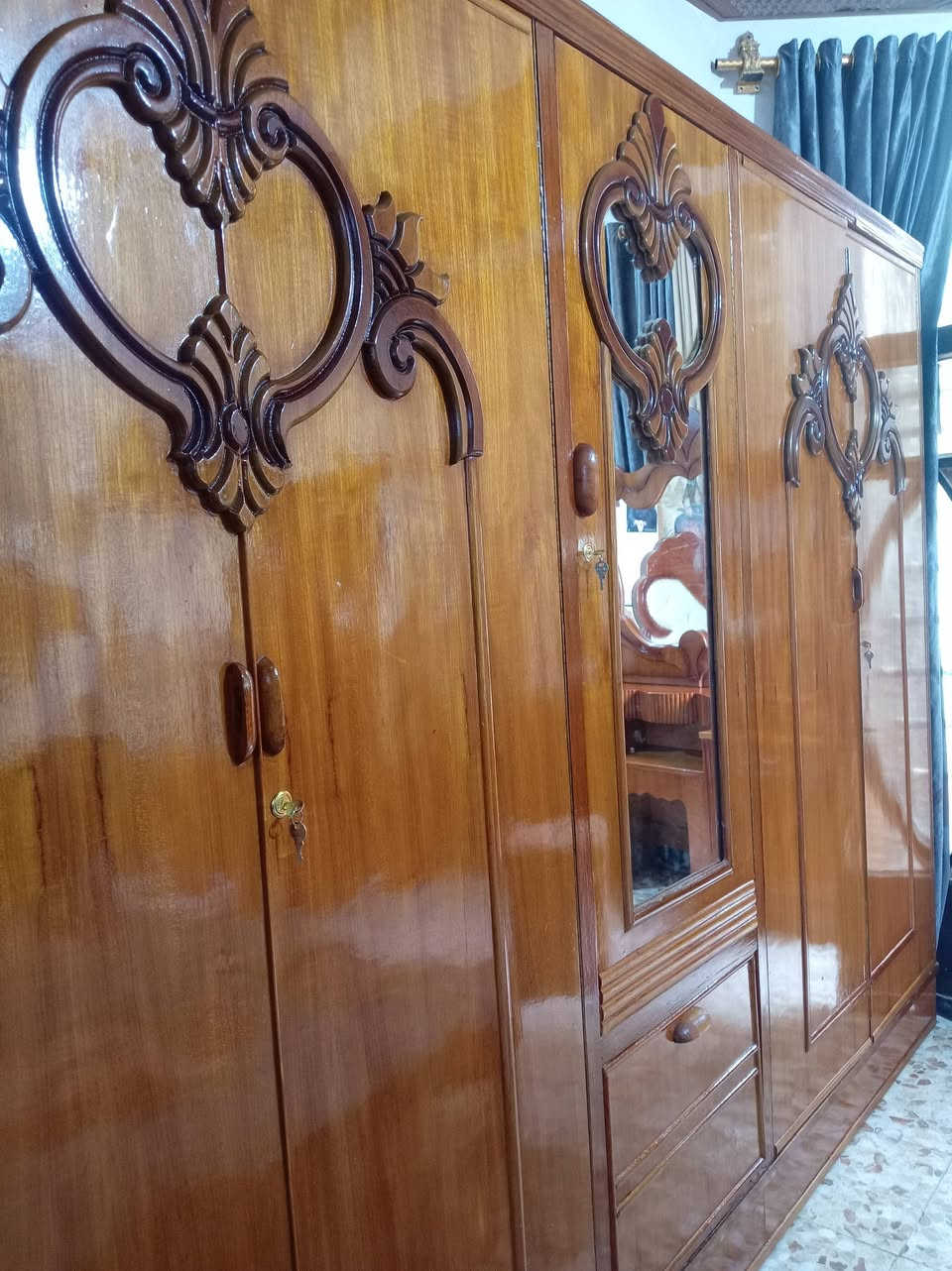مكلف بلنشر غرفه تسكام نجاره صاج داخل وخارج ظهر جرجوبه 650 وبيه مجال مكانه حله للاستفسار الاتصال بلرقم ***********
