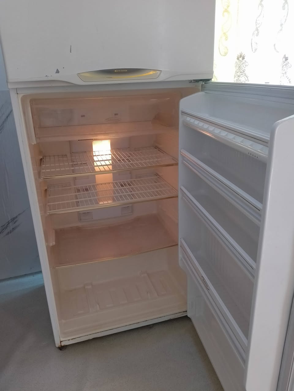 ثلاجه باله كويتي صناعه يابانيه حجم كبيل ٢٤ قدم بلاديه ما داخله تصليح شرط الشغل الشراي يجي خاص او يتصل *********** مكاني البصره دور الشرطه
