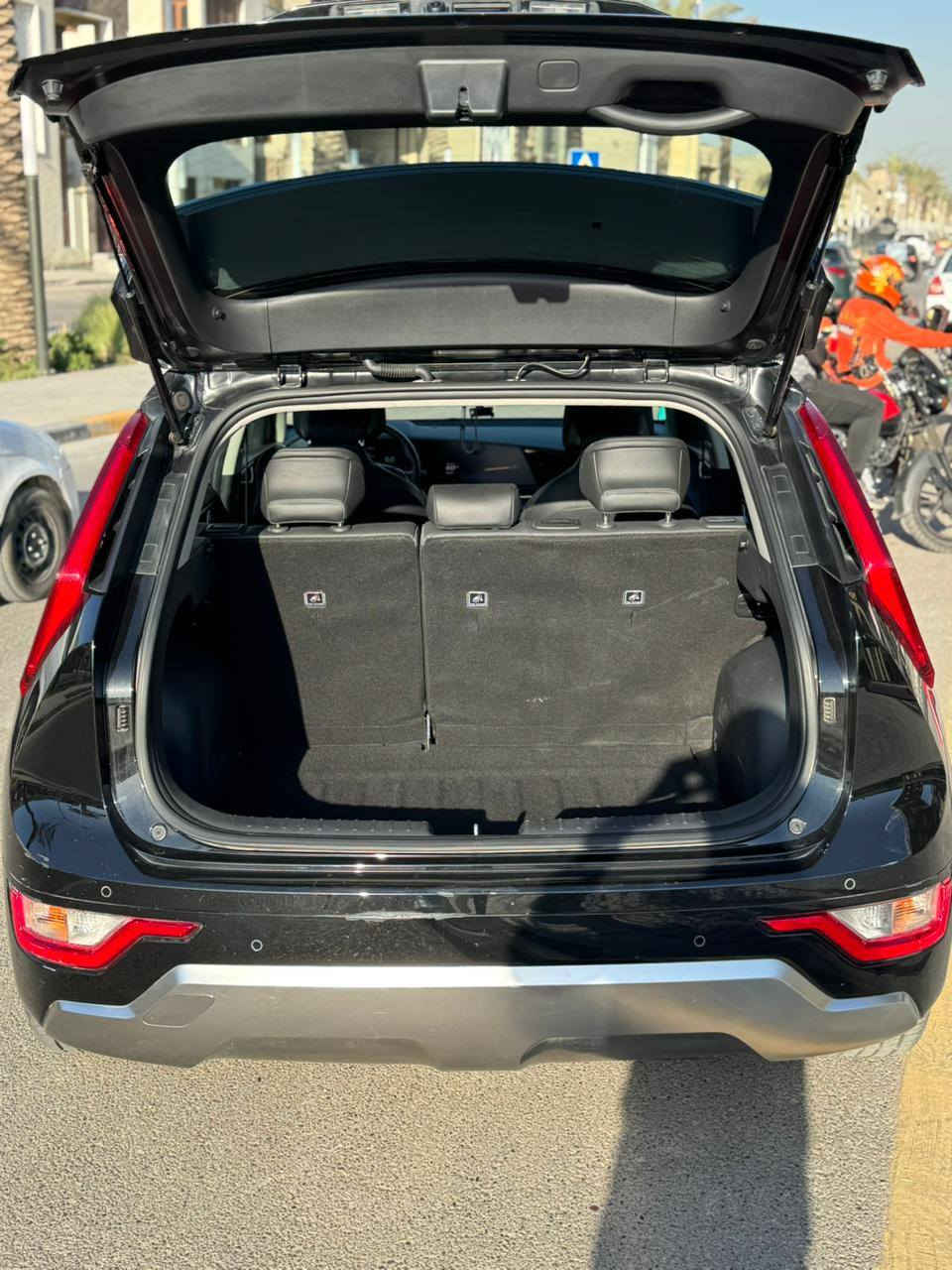 السلام عليكم
كيا نيرو بلكن  (هايبرد . كهرباء . شحن )موديل 2023 
 وارد امريكي 
السياره خير من الله نظافه وبيها مواصفات بعد احلا من السياره لون اسود شذرة 
السياره مرقمه وكامله رقم بغداد 
السياره حادثها بنيد  صبغ فقط بدون دواخل  
ماشيه: 30 الف ميل 
المواصفات 
كراسي تدفئه 
بصمه
اشاير بالمري 
كشنات جلد و مخمل 
ترحيب دخول 
.نظام ايكو وسبورت قياده
• شاشة كبيرة متصل 
• كاميرا خلفية
• حساسات خلفية 
• ⁠حساسات اماميه
 .اتو هولد
رادار امامي
• مانع تصادم
• محدد مسار
• تصحيح مسار
• مثبت سرعة
• مانع انزلاق
• بصمة تشغيل
• بصمة أبواب
• مري رادار
• نقطة عمياء
• شاحن وايرلس 
شاحنة بالكشانات 
• شاشة اعطال
• عداد ديجيتال متغير الوان
• اضوية امامية LED
• اضوية خلفية LED
• حساسات إضاءة
• إنارة تلقائية Auto
• نظام صوتي مميز 
• أوامر صوتية
• حساسات اصطدام
شفتات بلستيرن
تبريد قطعتين
قياده ذاتيه 
تشغيل عن بعد 
• بلوتوث
• مدخل USB + AUX
وبيها بعد مواصفات خير من الله
السعر 165 وبيهه مجال للشراي
لاستفسار ***********
