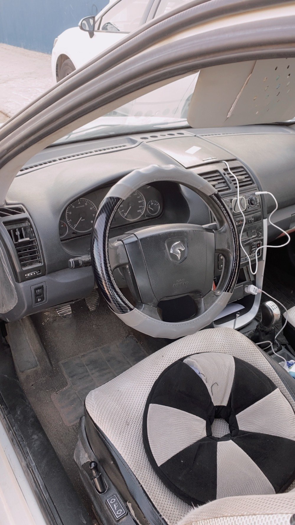 السلام عليكم 
سمند سورن 2012 
السيارة حلوه نضيفه عوزها ترتيب حادثه تبديل قطعه  موضح بالصوره 
44$ وبيها مجال 
***********