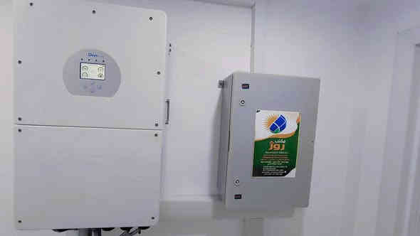 🔋 إنجاز جديد لمكتب روژ للطاقة الشمسية في #اربيل 
🗓️ الاحد 7_12_2025
بفضل الله وبدعمكم المستمر، يسرّ مكتب روژ للطاقة الشمسية أن يعلن إكمال مشروع تحويل منازل للواء هاشم محمد في اربيل إلى منظومة طاقة شمسية متكاملة توفر كهرباء مستقرة على مدار الساعة 🌞، مع نظام تشغيل وإدارة كامل عن بُعد.
🚀 مواصفات المنظومة المنجزة:
🔸 ألواح شمسية 645 واط × 32 – ضمان 12 سنة – شركة Longi x10 نانو سيراميك 
🔸 بطاريات ليثيوم 15 كيلوواط × 1 بسعة 300 أمبير – ضمان 5 سنوات – شركة EVE – أكثر من 8000 دورة شحن
🔸 إنفرتر 16 كيلوواط – قطعة واحدة – شركة Deye – ضمان 5 سنوات
🔸 قدرة تشغيل مستمرة:
    • نهاريًا: 65 أمبير
    • ليليًا: 15  أمبير
🔋 استغناء تام عن المولدة
يأتي هذا الإنجاز ليؤكد التزام مكتب روژ للطاقة الشمسية بتوفير حلول طاقة متجددة موثوقة وآمنة تلائم المنازل والمشاريع التجارية على مدار الساعة، مع أعلى مستويات الجودة.
🌍 عناوين المكاتب:
📍 بعشيقة – حي الربيع – قرب كافتيريا الربيع
📍 شيخان – مفرق شيخان – قرب مطعم عنتاب
📍 سنجار – سنوني
📞 للاستفسار والتواصل:
المهندس قيدار: *********** – ***********
سلام سلو: *********** – ***********
📲 تابعونا على صفحة مكتب روژ للطاقة الشمسية لمشاهدة المزيد من الإنجازات والتحديثات.
#الطاقة_الشمسية #مكتب_روژ #طاقة_نظيفة #نينوى #العراق #بعشيقة #شيخان #سنجار #دهوك #الموصل #طاقة_متجددة #الاستدامة #روژ_تبدع #باعذرة #كوردستان
