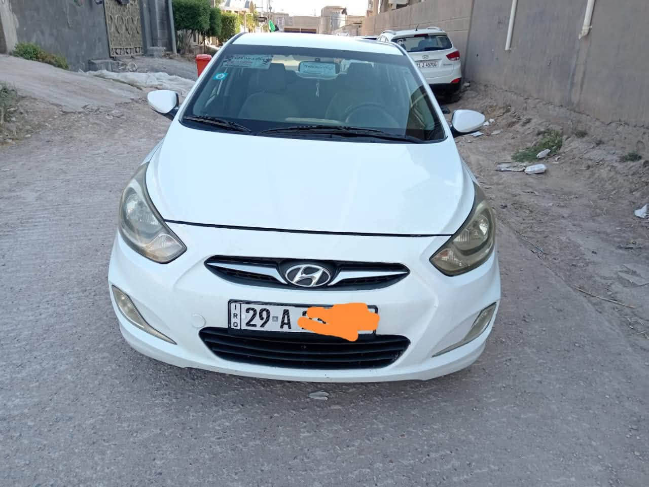 السلام عليكم اكسنت 2014 رقم واسط بأسمي 
السيارة جاهزة من كلشي تبريد صدر محرك كير
محرك 1600 جيد جدا ، كير 6 نمر 
مواصفات السيارة تحكم جهتين 
اشارة بلمري ، شاشة لمس تدعم كاربلي 
 ويل كب ،تخم تاير  السيارة بيهة صبغ بدون اي دواخل كما موضح بلسونار  
السعر 93 
مكان السيارة واسط الزبيدية 
للأتصال ‬ ‭***********‬
‭***********
ملاحظة:_مكلف بلنشر
