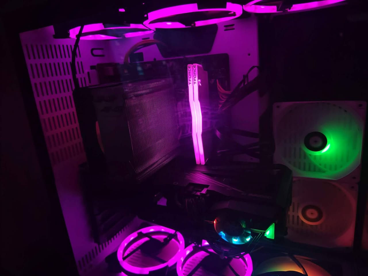 عندي بي سي للبيع سعره 900 مكان بصره
كرت الشاشة ichill  3070 // 4مراوح وحدة صغيرة تصير صفح+شريط RGB جانبي
المعالج intel core i5 10400f 
المذر بورد Gigabyte H510H
الرامات 16GB (2×8) T.force RGB 
المبرد هوائي COOLER MASTER T400i GAS RGB
الباور سبلاي 650 ثيرماتك +80
ال SSD 120GB گينگستون 
ال HHD 2 تيرا 
الكيس اگواريوس 7 مراوح


**إذا كنت صاحب هذا الإعلان وتريد حذفه لأي سبب، رجاءا أرسل رسالة إلى الدعم الفني**