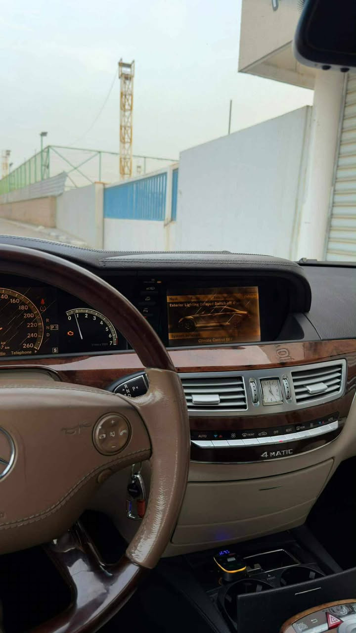 السلام عليكم  مارسدس s550 L شرط اعله فئه  (ادوات) فووول مواصفات
#سياره كفاله عامه لا #كصه ولا ضربه 
وارد خليجي 
داخل جلد بيجي مطعم بصاجي 
شاشه دواره مع كامره 
ثلاجه خلفيه
5 بيبان شفط
5 بردات
ويل amg
فچوچ amg
كت amg
فتحه سقف 
جام بولورايس
4 كشنات كهرباء
تدفئه بالمقاعد
سترين كهرباء 
جام اوتو 
مكينه و كير مكفولات
اشاير بالمري
تخم تاير جديد
حداده جديده
السياره خير من الله و احلا من الصور 
و السياره جديده بمعنى الكلمه 
#المكان البصره 
#السعر 90 ورقه 
#رقم الهاتف ***********
