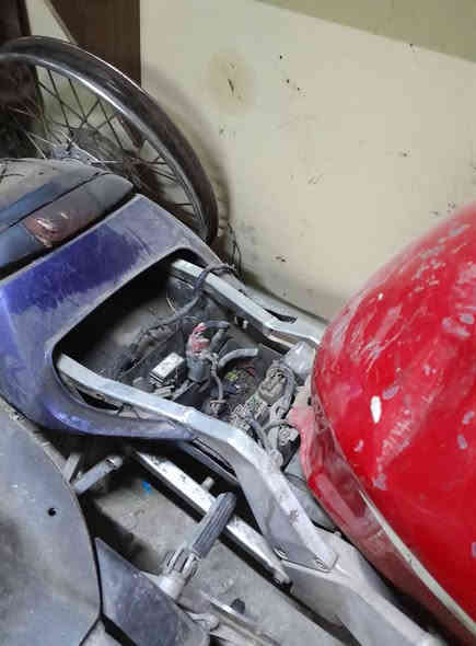 شباب دراجه سي بي ار ٩٠٠ كامله هيه وعقولهه وجويترات وهاوزن ومكينه موجوده وعندي مكينه مال قرش اي شي تريد ابيعلك منهه  للاستفسار *********** مكاني بغداد لدوره
