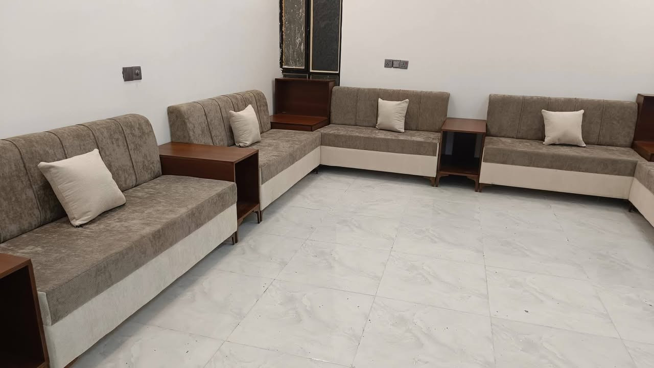 مودرن فخم – استلام مباشر من كربلاء ✨
الوصف:
التصميم: مودرن، درجة أولى، تفصيل حسب الطلب
الخشب: جام روسي بلاويد بلوك أسود
الإسفنج: ضغط عالي مريح
القماش: تركيا درجة أولى
السعر: المتر 80 
الاستلام: كربلاء – حي الحر
للتواصل: ***********
