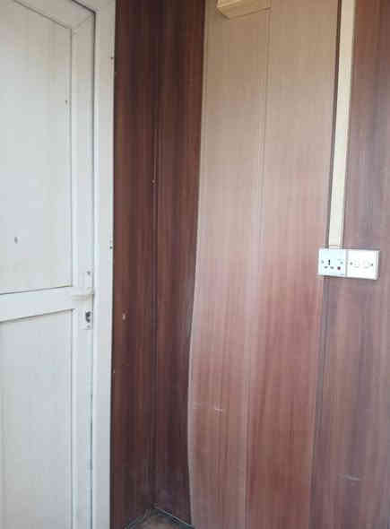 السلام عليكم : 
كرفان ، الطول ١٠ أمتار و العرض ٣ / و نصف ، يرهم سكني او إدارة مشروع ، يحتوي على غرفتين و مطبخ ، و هو بحالة جيدة جدا .
للاستفسار على السعر الاتصال على 
*********** او على الماسنجر  او الواتساب .
