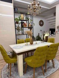 ميز طعام • نظيف • رجل تحتاج تضبيط