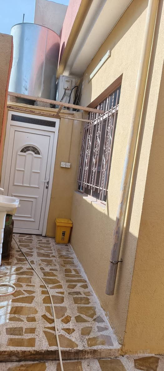 بيت للبيع 100متر مربع بالايمن حي رساله قرب مستشفى اطباء بلا حدود سعر95وبي مجال للشراي الاستفسار رقم صاحب البيت ***********
