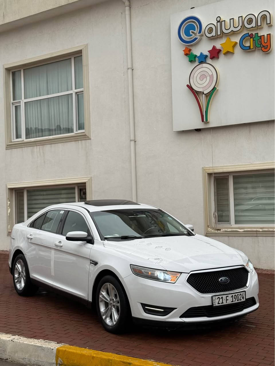 فۆرد تۆرۆس  SEL ٢٠١٣ خەلیجی سفری شەریکەی نیڤا نمونە ... 
بێ بۆیاخ بێ گۆڕاو بێ کرانەوە ...
زۆر تازەیە سەیارکە تەنیا 90 هەزاری حەقیقی ڕۆشتوە ..

سەیارەکە نمونەیە لەجوانی کامل ئەشیای شەریکەی تیا ماوە گاعی شەریکە ڕانەخراوە سپێری دانەبەزیوە هەردوو سویچی بیلادی لەگەڵە ....
چوار تایەو ویلی کرۆمی بیلادی لۆکی لەژێرە ...
هەموو سێرڤسێکی تازە کراوە ، ڕۆن و هایدرۆلیک و پاتری تازەیە زۆر زۆر جایزە ... 

سەنەوی و ڕەقەم و هەزەی تازەیە تا 2030 ...
گێڕ و مەکینە و تەبرید و تەحویل و تەقەو ڕەقەی  بەشەرت ... مەکینەی نەکراوەتەوە ...

مواسەفات ..
 سڵاید ، شاشە گەورە ، سێ شاشە ، شەغال ، کامێرا ، حاسە ، کۆدی دەرگا ، سستمی چێک کردنەوەی ئۆتۆماتیکی ، لید ، کامل زینۆن ، کوشن کارەبا ، زۆر مواسەفاتی تر ...
نرخی 133 گەڵاو مەجالێ  کەم ...

***********
*********** السليمانية, العراق
