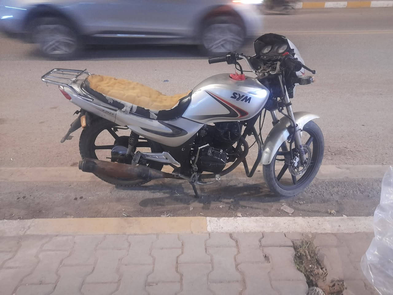 سلام عليكم سايم للبيع موديل 2017 موطور جاهز من كلشي نقصه قبق بانزين *********** العنوان رمادي الصوفيه مقابيل فرع الجنابيين السعر 550. موطور احله من الصوره
