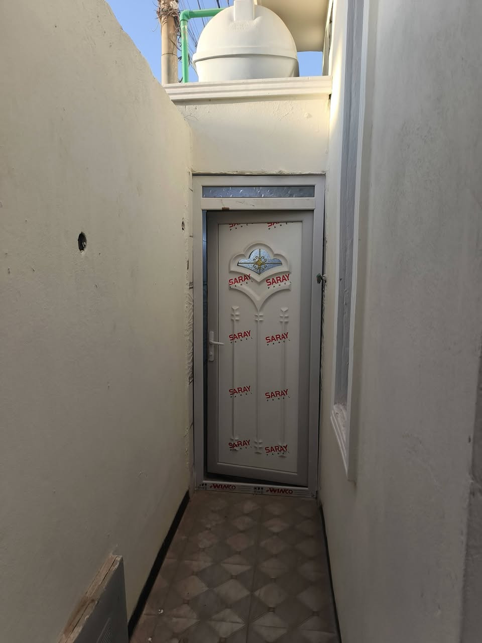 دار سكن بمساحه 100متر علا شارع تبليط 10متر يحتوي علا غرفتين نوم /صحيات داخليه وخارجيه /ديوان /طابو صرف زراعي وكاله ومكاتبه ونسخه من الطابو بسعر /60/ وقابل لتفاوض *********** للاستفسار
