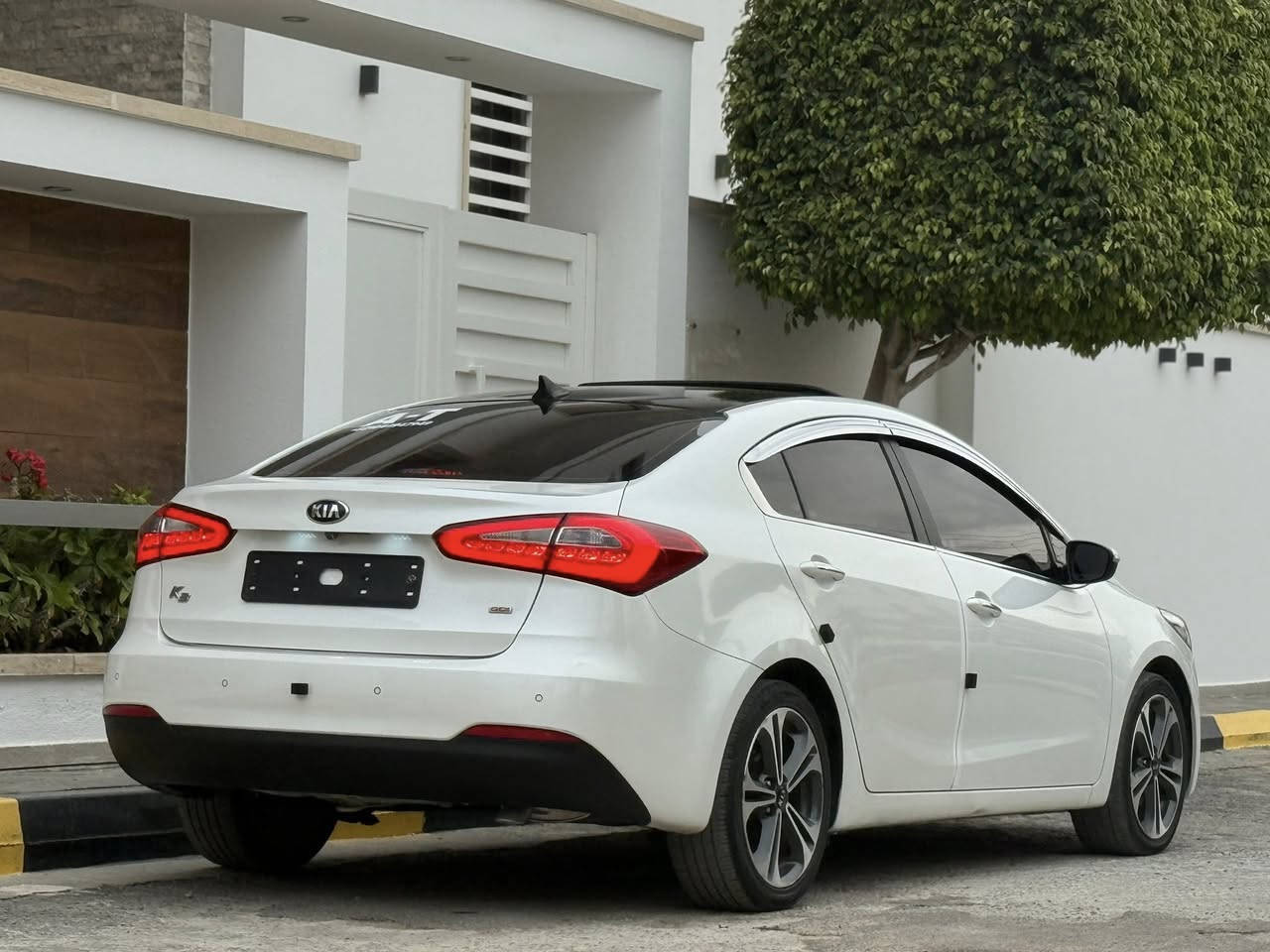 عرض_جديد_داخل_المعرض 🌺🔥

               ⚜️اللهـم بارك بسـم الله مـاشاءالله  ⚜️

📍 الـنوع : KIA K3 🚗
📍اللـون : ابيض  🖤 
📍 الكماليات : فل الفل كما موضحه في الصور🔝
📍سنه الصنع :2014 👌
📍المسافـة المقطوعه126الفkmالمشي اصلية 👌
📍 قوة المحرك  :1.6 🚀
📍استيراد كوريا🇰🇷
#شركة_الفخامة_الدولية 
للاستفسـار والتواصـل :👇🏻
091.230.78.78 📱
092.10.10.380  📱 

او زيارة مقـر الشـركـة : 📍طرابلس : الهانـي : بالقـرب من جزيرة باب تاجوراء  🇱🇾
موقع الشـركـة على الخريطة 🗺️


**إذا كنت صاحب هذا الإعلان وتريد حذفه لأي سبب، رجاءا أرسل رسالة إلى الدعم الفني**