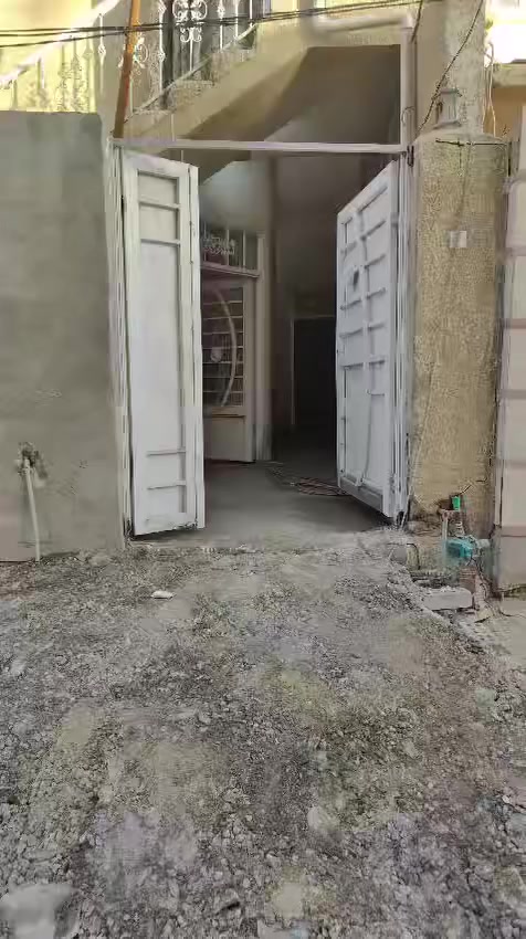 السلام عليكم بيت للايجار مساحه ١٠٠ م كربلاء خلف مدارس الوارث السعر ٣٠٠ الف للاستفسار ***********
