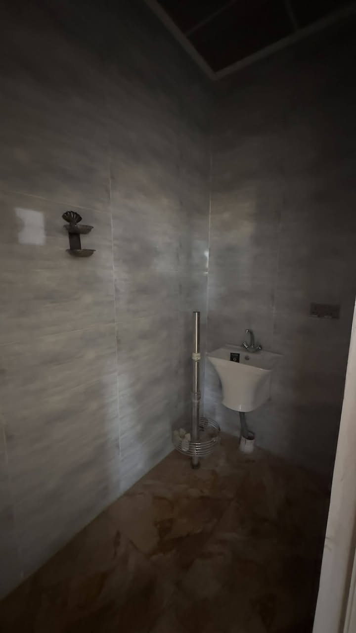 السلام عليكم 

شقة للايجار في حي السماح ال ٩٠ قرب مول التسعين بالجهة المقابلة

شقة طابق ثاني ركن على الشارع العام تحتوي على غرفتين وهول ومطبخ ،مجهزة بكاونترات

الشقة تصلح تجاري او سكني
بدل الايجار ٣٠٠ الف قفل

التواصل ***********اسيا ***********
