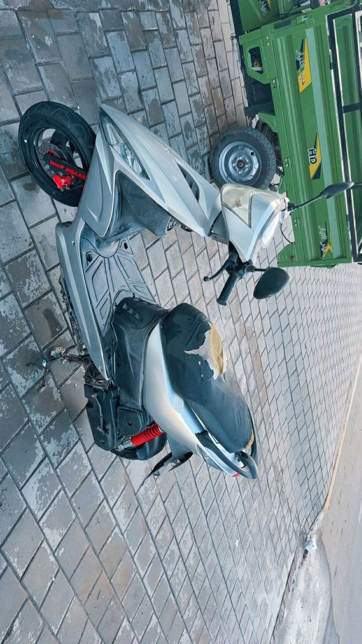 سلام عليكم للبيع او مراوس حسب قناعه ماكس مضلع مرقم بغداد دولي موديل 2006 دراجه كلها بلاديه مكينه ناعمه كل نقص مابيها كفراتها كلها ختم واحد حتى سوادات زوج تاير جديد فيتنامي باتري جديد كلجات رياضي الامامي ماشيه 34 الف
مكاني بغداد كاظميه ساحة عدن 

السعر 1850

***********
