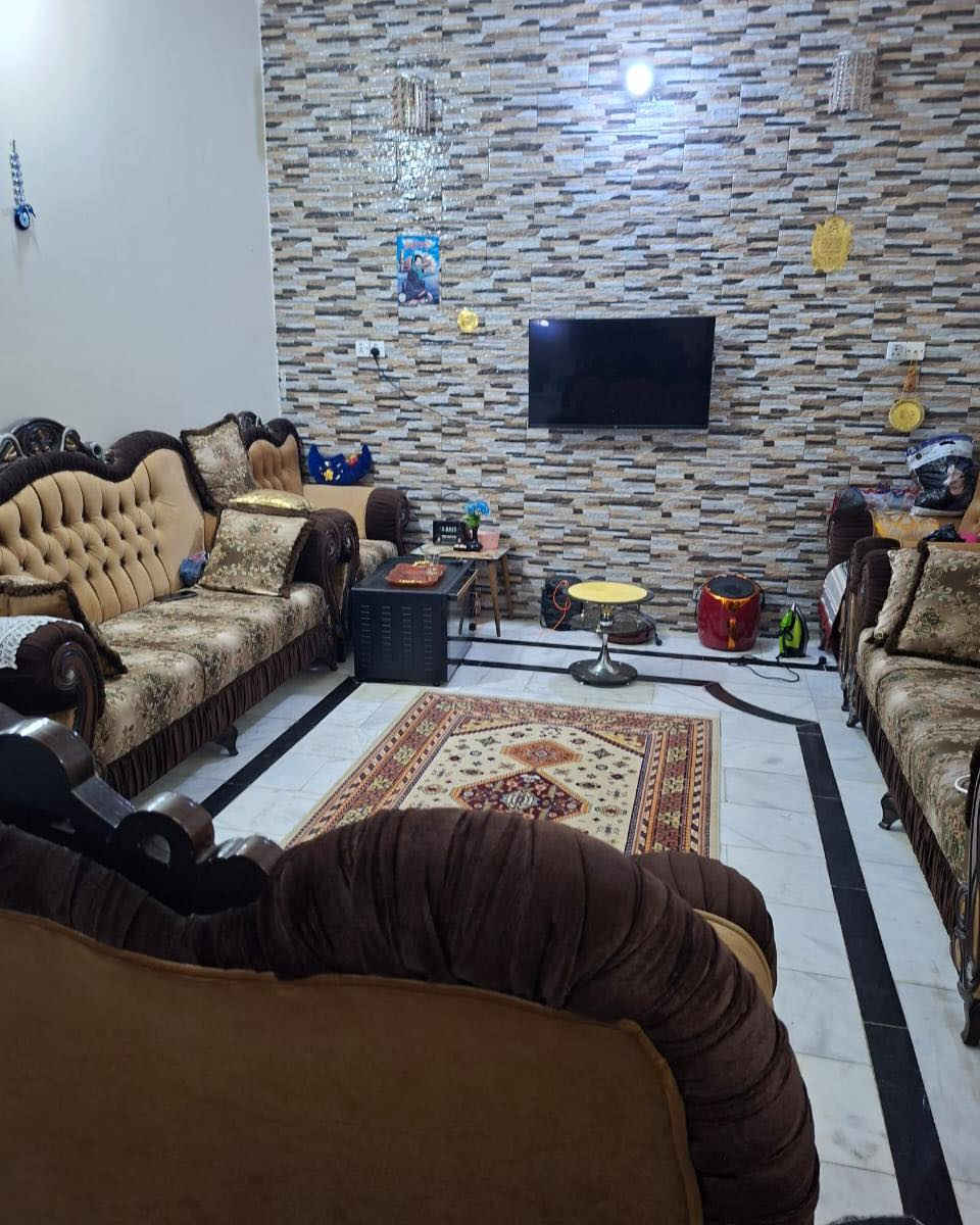 🏡 دار للبيع – حي الجامعة 🔥  

📍 الموقع: حي الجامعة  
📍 فرع مخبز الكفائي  

📐 المساحة: 200 م²  
📄 طابو صرف  
🏗️ سنة البناء: 2017 / 2018  

✨ تفاصيل الدار:  

▪️ الطابق الأول:  
✔ غرفتين نوم  
✔ صالة  
✔ صالة براني  
✔ مطبخ  
✔ حمام وصحيات  
✔ ملحق  
✔ كراج سيارات  
✔ حديقة  
✔ عدد 2 مناور  

▪️ الطابق الثاني:  
✔ غرفتين نوم  
✔ صالة  
✔ حمام وصحيات  

✨ البيت مرتب وجاهز للسكن  
✨ موقع ممتاز وقريب من الخدمات  

📲 للاستفسار والتواصل:  
***********  
***********  

🏢 مكتب أساس للعقار والمقاولات العامة  
📍 الديوانية – حي الفرات – مقابل جامع الإمام المهدي  

#دار_للبيع  
#حي_الجامعة  
#طابو_صرف  
#عقارات_الديوانية  
#مكتب_اساس  
#الديوانية  
#بيع_وشراء  
#استثمار_عقاري
