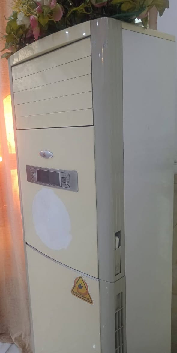 سلام وعليكم غراض للبيع للاستفسار ع هذا الرقم بي واتساب *********** مثل ماشوفون بس هذا الضرر الي بالكاونتر مصوري
