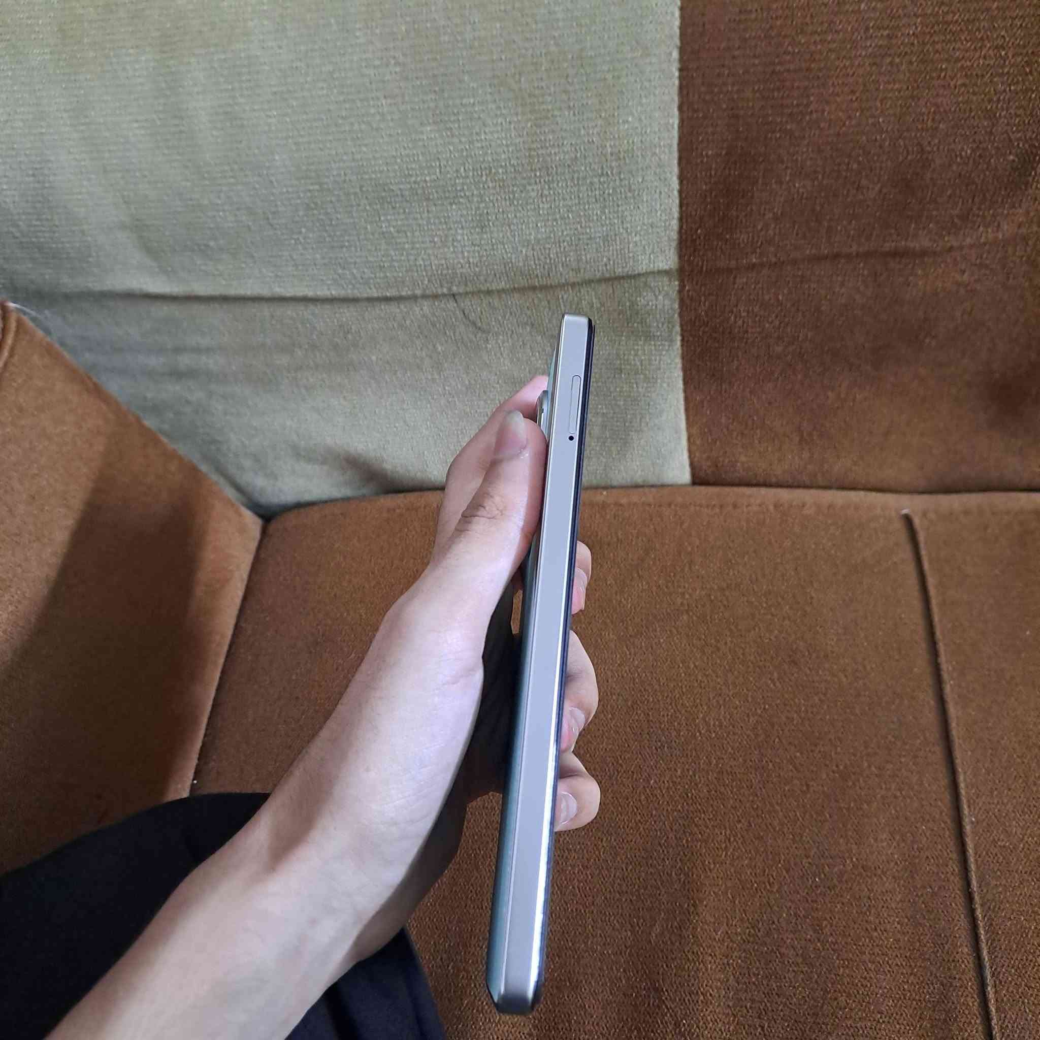 السلام عليكم تكنو كامون 30 5g للبيع ذاكره 512 عشوائيه 12+12 شحن 70 واط سريع جهاز صار اسبوع من مشتريه بعده جديد احتاجيت واريد ابيعه الجهاز كامل ملحقات السعر 360 وبيه مجال مكان بغداد البلديات رقم واتساب ***********
