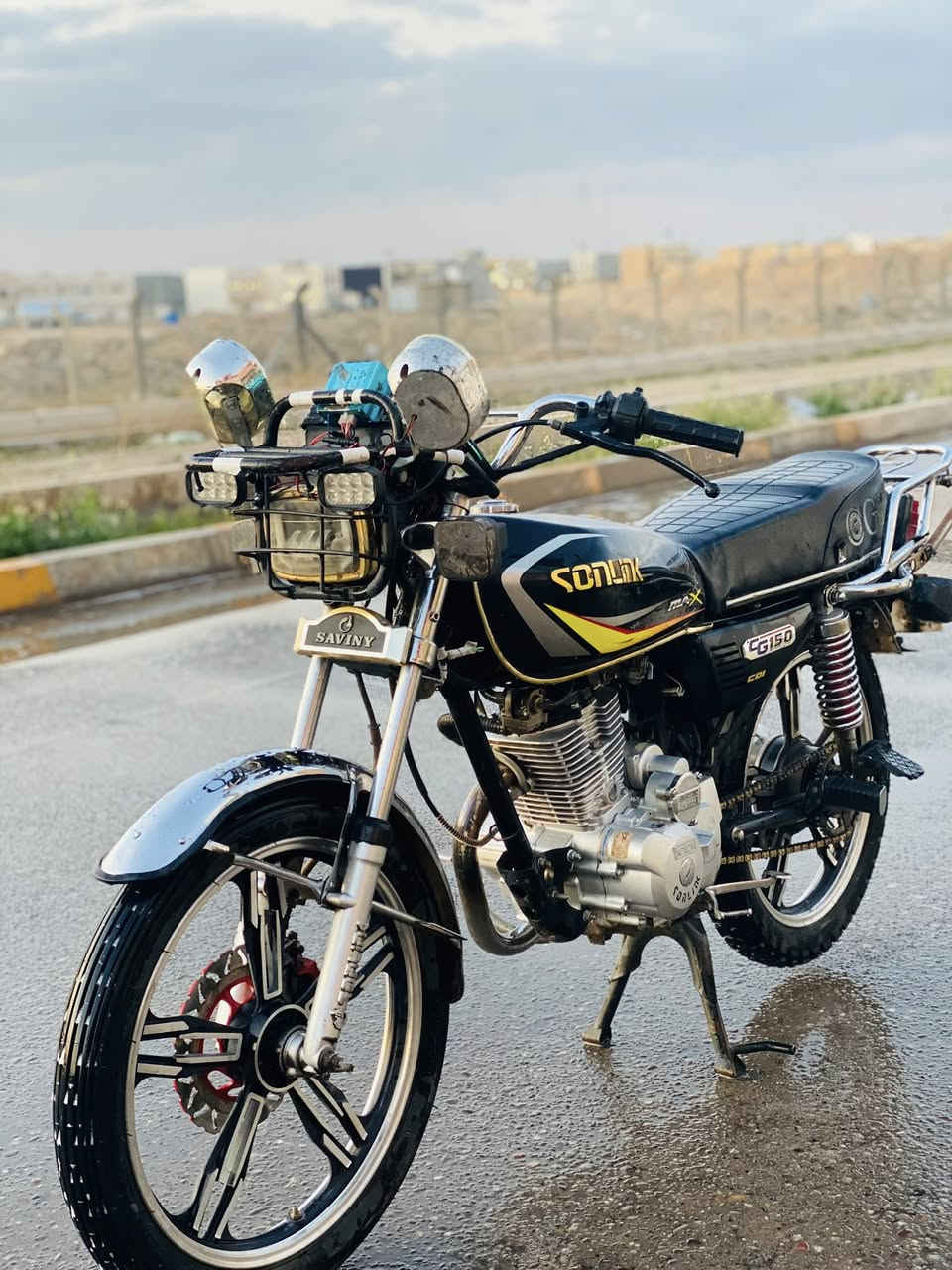 دراجه سيفان للبيع موديل 2023 محرك شرط مامفتوح دراجه على وضع الشركه اشاير مال 24 بيها نواقص خفيفه مثل ما موضح بالصوره رايدها ب #550 وبيها مجال مكاني تكريت رقم الهاتف ***********
