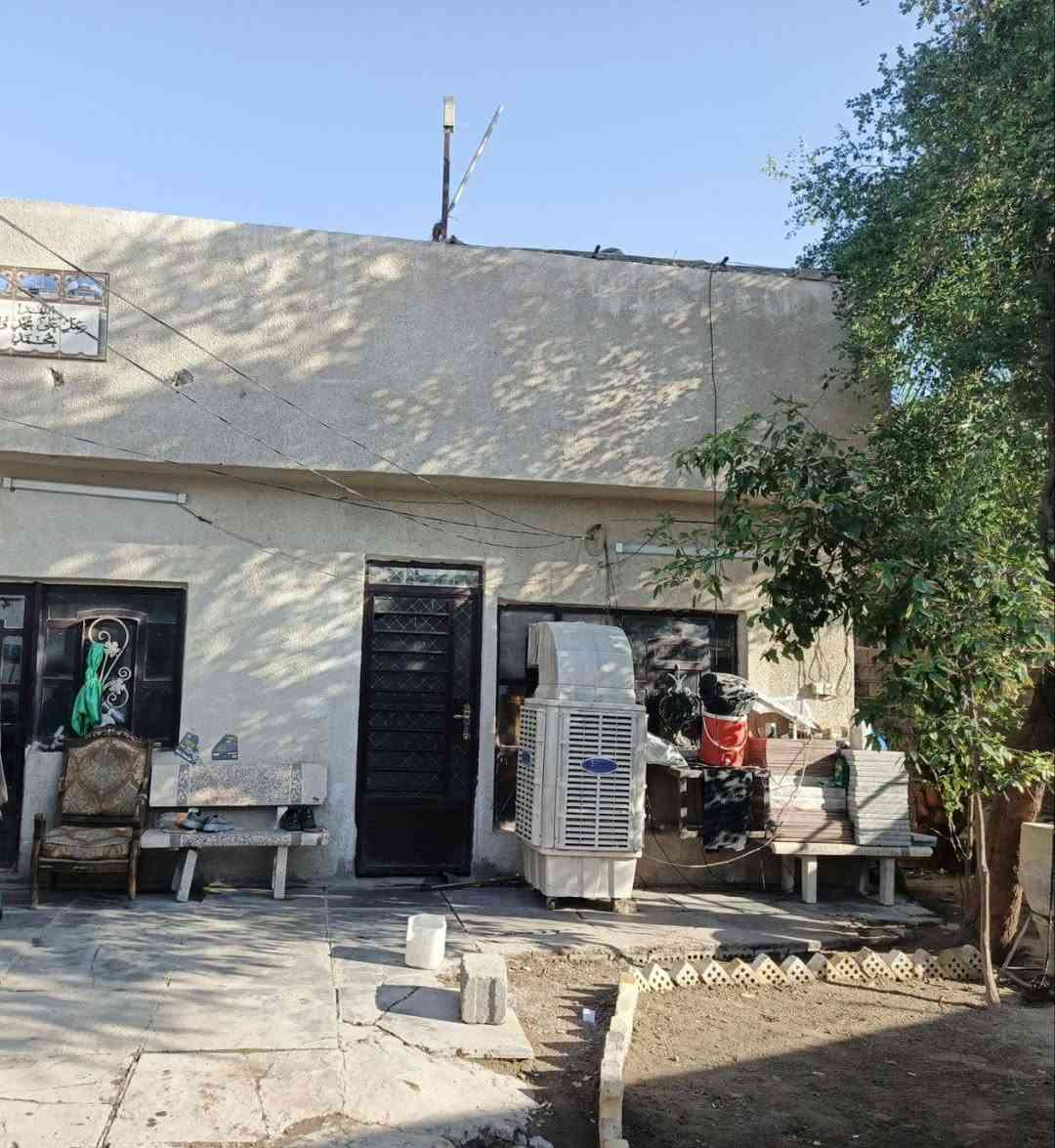 دار طابو زراعي سند 25 للبيع المساحه 320 م مع كراج كبير الموقع بجانب منطقه ابو دشير مقابل علوة الرشيد يحتوي علئ اربع غرف نوم واستقبال ضيوف كبير طوله 8امتار ومطبخ وحولي وكافه الخدمات علماً ان المنطقة تحتوي علئ مجاري وكهرباء عرض الفرع 10 امتار للاستفسار الاتصال على الرقم ***********.
