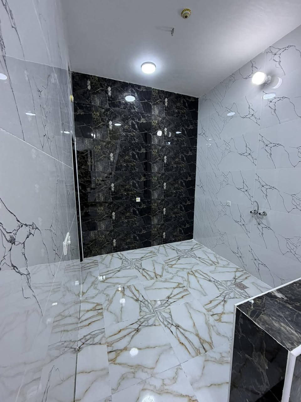 يا الله توكلنا على الله
للبيع بيت خلفي طابو صرف بنا حديث بحي الفداء 
بمقاطعة ال24سعر 73 مليون 
غرفه وصاله ومطبخ وصحيات وديوانيه 
كونكريت طابوك وستاره وبيتونه شغل كله درجه أوله 
للاستفسار  *********** شعندك من عقارات دز واتساب ممكن متابعه للقناة الواتساب ليصلك كل ماهو جديد ويخص العقار 
https://whatsapp.com/channel/0029Vb7cgpDDuMRaptu2gW27
