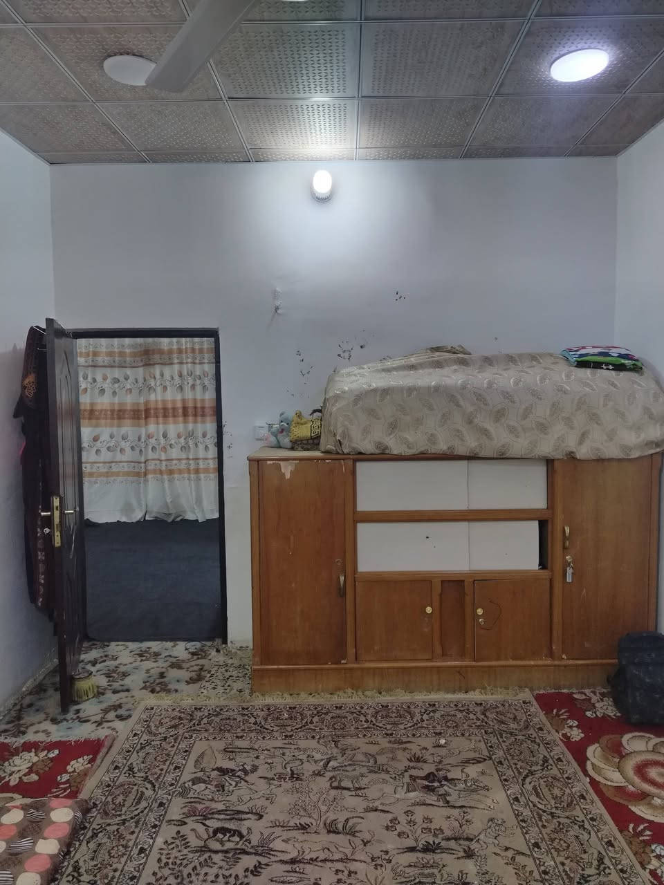 السلام عليكم بيت للبيع المساحه ٥٠ متر البراكيه شارع المطار القديم قرب أسواق الأمير البيت يحتوي على غرفه صاله مطبخ صحيات السعر ١٥ معه المجال الاستفسار على الرقم ***********
