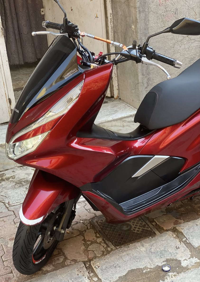 السلام عليكم للبيع
دراجة pcx بصمة ياباني جيل ثالث 
مال مزاد نازلة من كلشي وكلاشي ( كارتون ) 
رقم الشاصي JF81 - 1044059

لون مميز ماروني او كرزي 
حجم المحرك 125cc 
عداد المسافة 21 الف حقيقي 
ورقة مزادها وياها شرط 
بصمات عدد 2 + مفتاحين طوارئ 
تايرات الوكالة مشلن امامي + خلفي 
ستيكرات ويالة عمل اصليات 
حساس زدحام + ستان كهربائي 
عده سباين + منفيس اصلي + ورقه مزاد 
دراجة مكفوله كفاله عامه من باب تاخذها 

العنوان النهظة شارع شيخ عمر 
قرب باجة الحاتي رقمي 
***********
