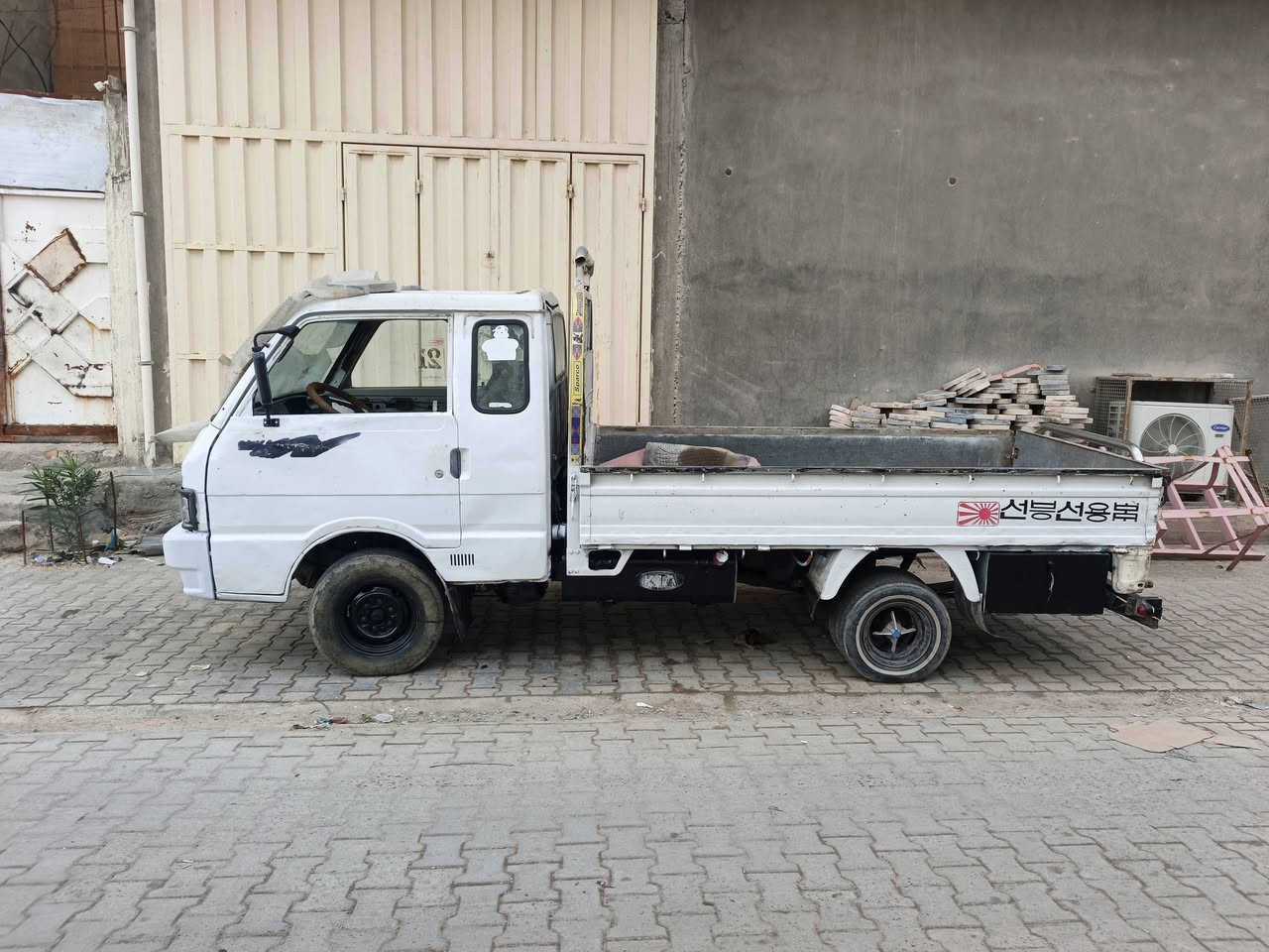 السلام عليكم كيا بنكو موديل 94للبيع رقم قادسيه الماني  قماره وربع 7 جنكال شاصي مكفول الكير مكفول  المكينه بيه خيط بخار السياره بأسم راعيه تحويل ثاني يوم اتصل عل رقم*********** مكلف با النشر المكان النجف
