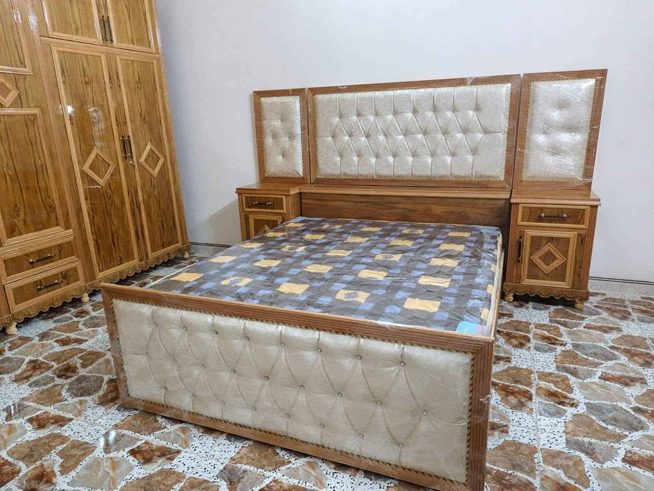 غرفه نوم مستخدم نضيفه ٣٠٠ قفل بس شراي يتصل الموشراي ليتواصل مكانهه بغداد ابو غريب
*********** واتساب متوفر وخط متوفر
