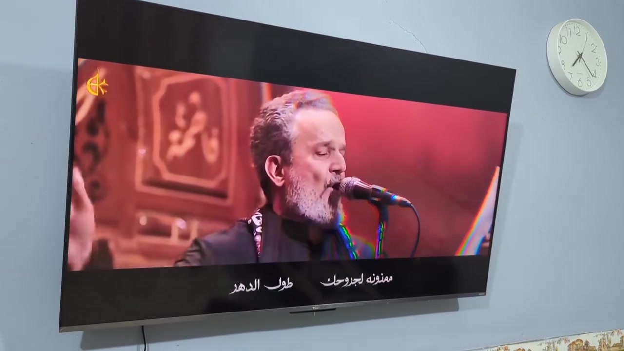المواصفات الكاملة لتلفزيون TCL 55C735: [1, 2]
📺 الشاشة وجودة الصورة

نوع الشاشة: QLED (Quantum Dot) لألوان غنية وواقعية.

حجم الشاشة: 55 بوصة.

الدقة: 4K Ultra HD بدقة 3840 × 2160 بكسل.

معدل التحديث: يدعم 144 هرتز (VRR) لمنع تمزق الصورة.

تقنيات الصورة: Dolby Vision IQ و HDR10+ و HLG لتحسين التباين.

معالج الصورة: معالج ذكي يدعم تقنية تتبع الحركة MEMC وسلاسة العرض. [1, 2, 3, 4, 5, 6, 8, 9]

🎮 ميزات الألعاب (Game Master)

المنافذ: منافذ HDMI 2.1 تدعم دقة 4K بمعدل 120Hz/144Hz.

تقنيات المزامنة: FreeSync Premium من AMD لتقليل تأخر المدخلات (Input Lag).

وضع الألعاب: ميزة ALLM (وضع زمن الانتقال المنخفض التلقائي) وبار الألعاب الخاص (Game Bar). [1, 2, 4]

🔊 الصوت

النظام الصوتي: مجهز بنظام سماعات من شركة Onkyo العالمية.

القدرة الصوتية: 20 واط (10W × 2).

تقنيات الصوت: Dolby Atmos و DTS-HD لتجربة صوت محيطي وسينمائي. [1]

🧠 النظام والذكاء الاصطناعي

نظام التشغيل: Google TV المطور مع إمكانية الوصول لمتجر التطبيقات والمنصات (Netflix, YouTube).

التحكم الصوتي: يدعم المساعد الصوتي الذكي (Google Assistant) والتحكم بدون استخدام اليدين.

المشاركة الذكية: مدمج به Chromecast ودعم Apple AirPlay 2 للمشاركة المباشرة من الهاتف. [1, 2]

⚙️ العتاد والاتصال

الذاكرة: 3 جيجابايت رام (RAM) مع ذاكرة تخزين داخلية 32 جيجابايت.

التوصيل: واي فاي ثنائي النطاق (2.4G/5G) وبلوتوث إصدار 5.0.

المنافذ: 4 منافذ HDMI ومنافذ USB. [] سعر400الف مكاني بغداد وره سيطرت الشعب شاشه فقط اكووصخ فوك مامبين ابد باقي مكفول


**إذا كنت صاحب هذا الإعلان وتريد حذفه لأي سبب، رجاءا أرسل رسالة إلى الدعم الفني**