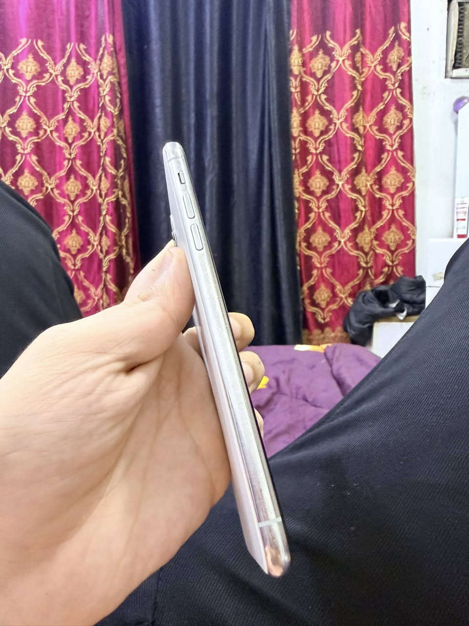 � للبيع iPhone 11 Pro Max 🔥
📱 ذاكرة 256GB
🔋 بطارية 73% (تصرف يوم كامل)
🖥️ شاشة مبدلة أصلية – ألوانها حلوة وواضحة
🔓 فيس آيدي شغال
✅ كلشي شغال 100%

⚠️ ملاحظة: الصوت مرات يروح ويجي
(غير هذا الجهاز نظيف ومضمون)

💰 السعر مناسب وقابل للنقاش للجادين
📍 المكان: بغداد
📞 للتواصل: ***********
