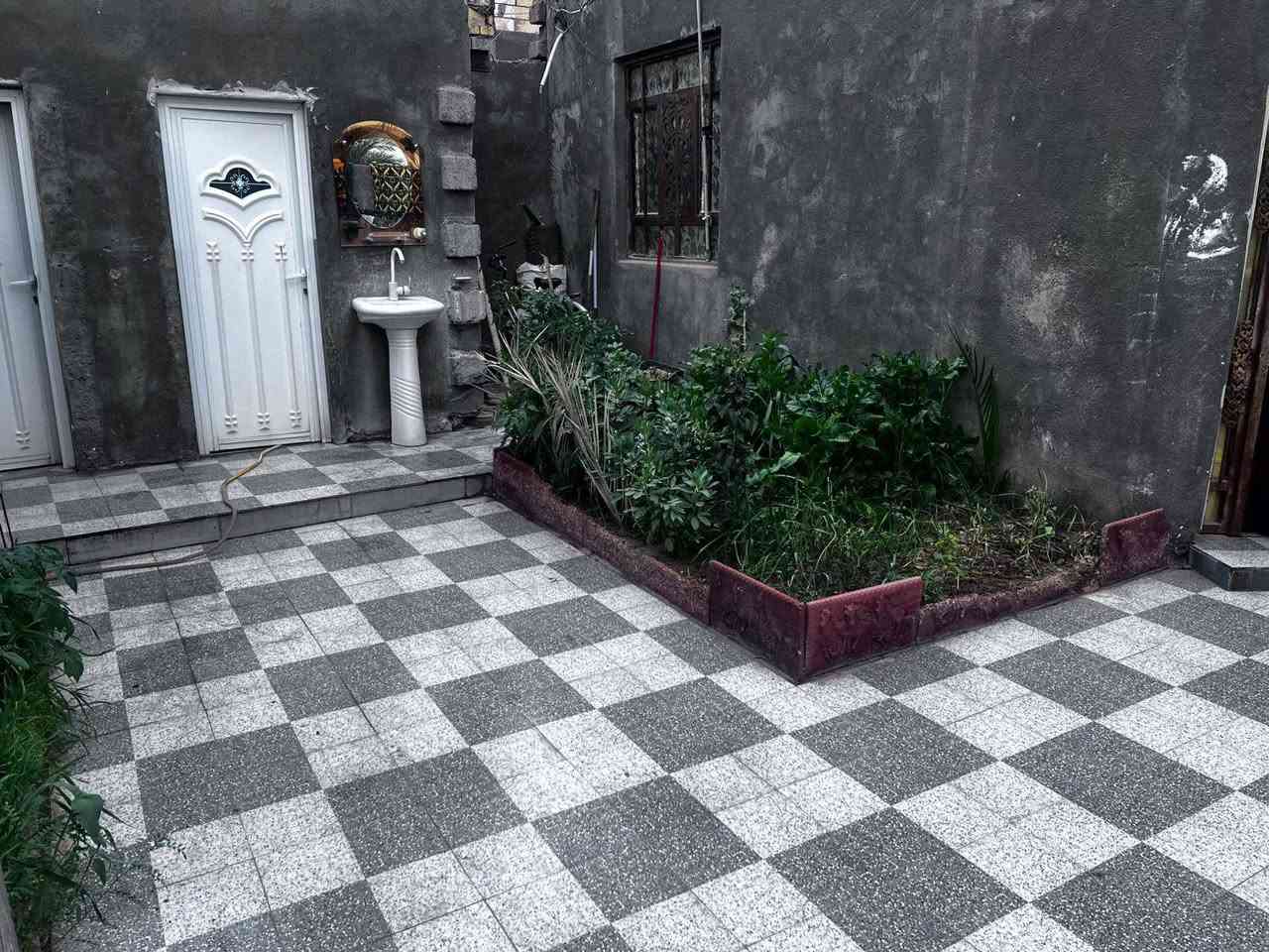 سلام عليكم بيت للبيع العنوان القرية العصرية قرب مخازن الكهرباء المساحة 200 متر  ، البيت جاهز من كلشي يتكون من استقبال واسع  وممر ومطبخ وصالة وثلاث غرف 2 اكبار واحده صغيره  السعر 45 مع مجال قليل الرقم للتواصل اتصال واتساب  فقط ***********
