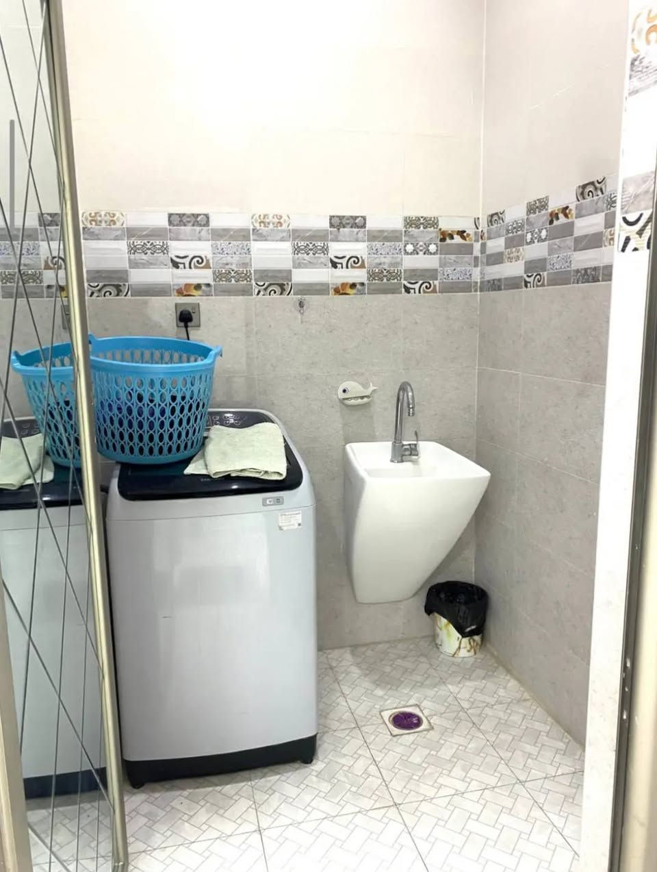 بيت طابقين في الامن الداخلي المنطقة الجديدة قريب
جدا جدا ع شارع القائد

يتكون من 5 غرف نوم

دیوانيه كبيره ٨ في ٤

صاله عدد ۲

كراج

مطبخ بارد و حار

...... رج دائري

حمام عدد ۳

..... اليكم الصور

السعر ۲۹۰المساحه 200م استفسار ***********
