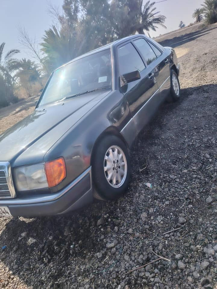 السلام عليكم للبيع  مارسدس موديل 90 مكفلوله من حادث صبغ جماليه فقط مكينه وكير حاوي جديدتبريد شغال فتحه سنترلوك شغال كهرباياتي كلشي شغال حداديه امامي خلفي تخم تاير جديده رقم بغداد دولي غرفه طك كارتون نظيفه باتري جديده شاشاه مكان السياره نجف مشخاب سعر 60 اول اتصال هذا الرقم***********
