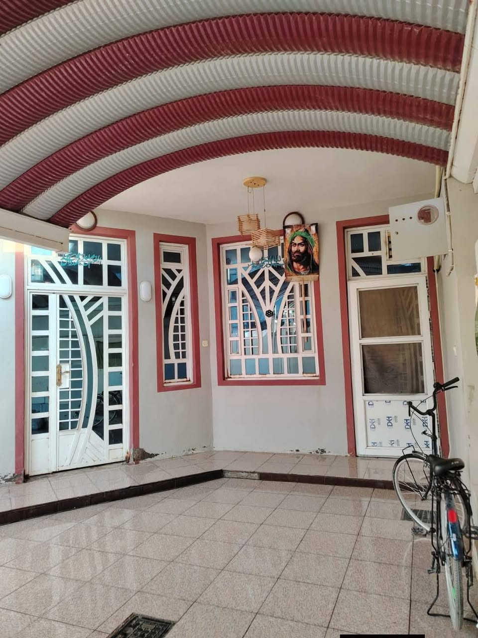 للبيع بيت طابو صرف مساحة 220م #طابق_واحد
#طويريج ام الهوى الجديده مقابل شارع الباشا 150متر على الشارع الرئيسي
استقبال و هول و صاله و مطبخ غرف نوم 2 وصحيات خارجيه وداخلية و مناور و طارمه و كراج سيارة
البناء طابوق السقف مسلح السطح فرشي البيت نظيف جدا و مناقصه اي شيء للاستفسار مراسلة الصفحة او على الرقم ***********
