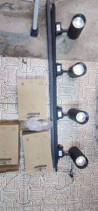 موجهات انارة للصالات والمحلات والكوفيات  جدد عدد ٨ قطع مع مساطرهن عدد٢...