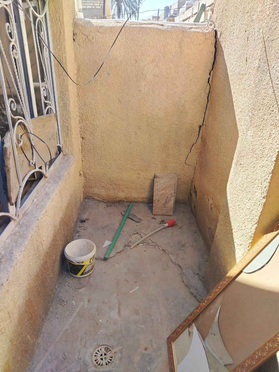 بيت للايجار مساحة 85 م طابق أرضي استقبال مطبخ وخدمات وغرفة نوم كبيرة ومنور وسطح وخزان ماء 
السعر 400 ألف (مطلوب عائلة صغيرة ) 
الدورة الميكانيك قرب جامع التوحيد 
*********** واتساب
