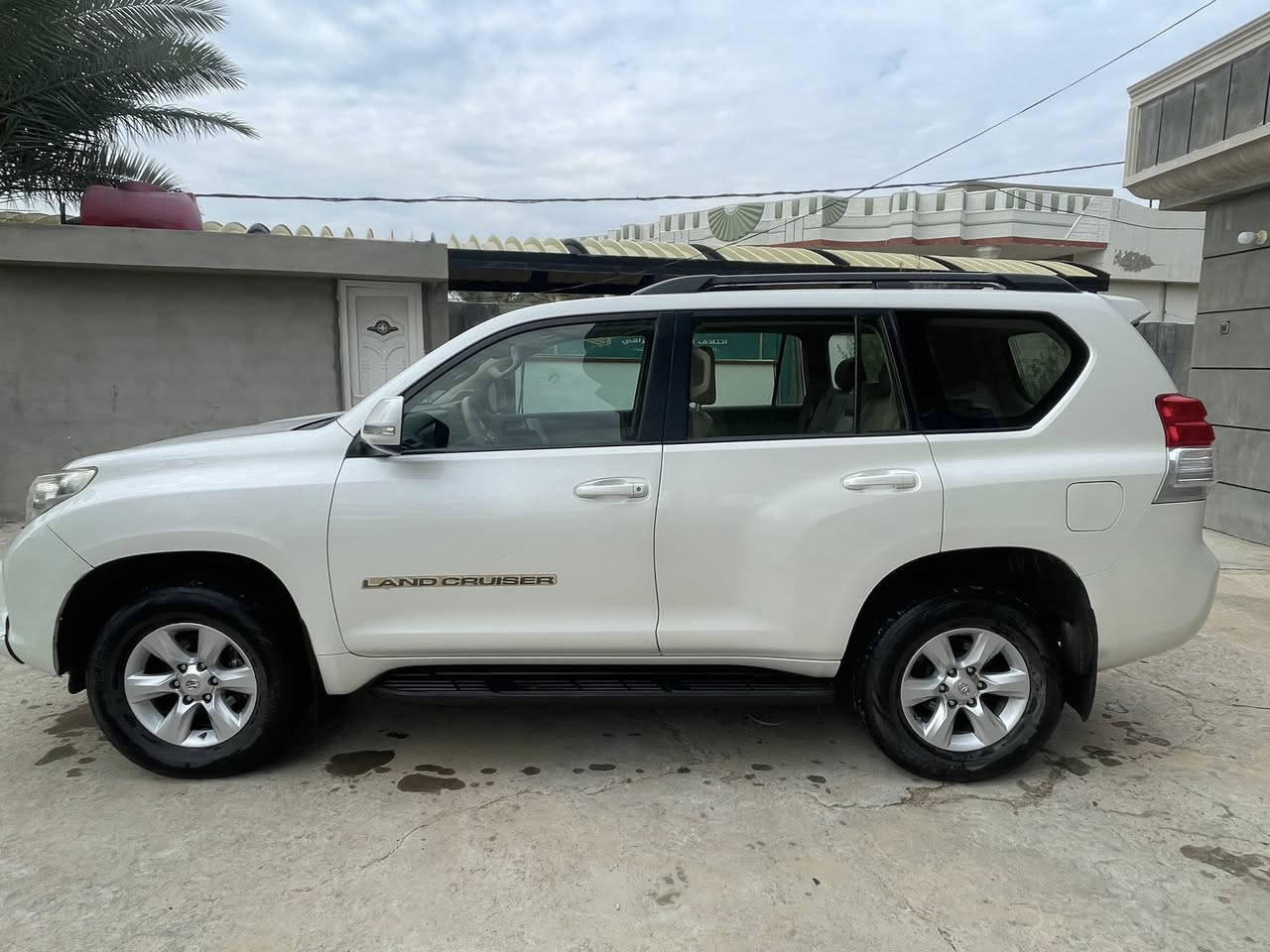 برادو 2012 TXL
6سلندر 4000
وارد خليجي (سعودي) ماشيه 167الف كيلو
السياره ممتعوبه محافظين عليها 
صبغ قطعه واحده المصد الامامي 
مع تبديل باب واحد  
10 ايرباك
ثلاجه داخليه 
تشغيل بصمه 
ودخول بصمه ايضاً
شاشه لمس 
فتحة سقف سلايد 
كامرا خلفيه 
تحكم ستيرن 
مثبت سرعه 
كراسي جلد وكرسي السايق كهرباء
تبريد 3 قطع
دفع رباعي (4x4)
مرايات تحكم كهربائي
السياره مكفوله من كل شي 
وباقي التفاصيل مثل ما موضحه بالصوره 
السعر 275 وبيها مجال 
المكان: بغداد  
والي يريد يستفسر بالخدمه موجود 

للتواصل : ***********
