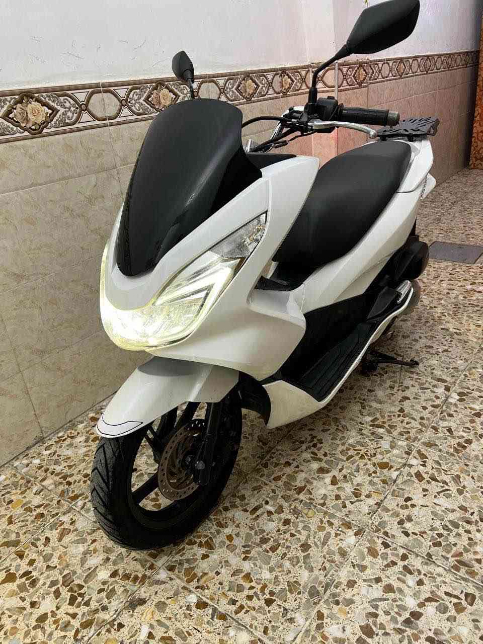 دراجه pcxجيل ثاني ياباني  دراجة مال رمبه الدراجه  ياباني  ( jf )كفرات ابلاديهه رمبه
دراجه كامله أستان كهربائي حساس ازدحام A  لا تبخير. ولاتنقيص الدراجه مكينه لوك شلعه معدل خير من الله  احلا من الصور مال 
جناي المكان بغداد الصالحية قرب ابن البيطار دراجة مكفوله اي نقص مابيه بشرط علفحص مال جناي السعر  13 الاتصال *********** بغداد, العراق
