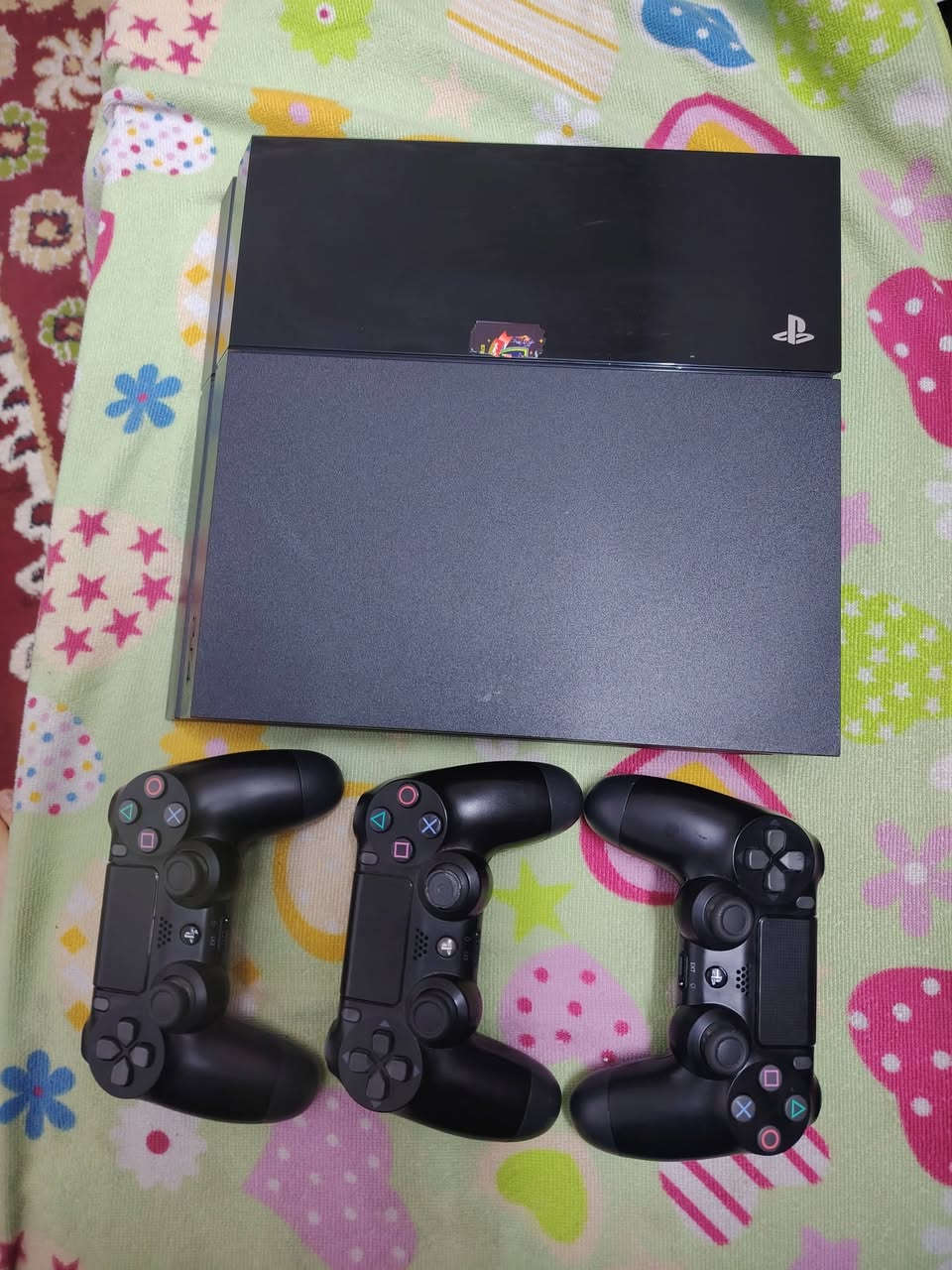 اسلام عليكم فور فات وياه3 جوستكات وحده اصليه وثنين تجاري ام ال15 الف  حيلل نضيف صار ١١ يوم من اشتريته مهكر مع العبات ١٠ حرب قناص وحرب الخليج واله الحرب وحرب ماعرف اسمها وبيس ٢٠١٨ وجيتي ٥ ومودرن عنواني ##بغداد مدينه صدر ***********
