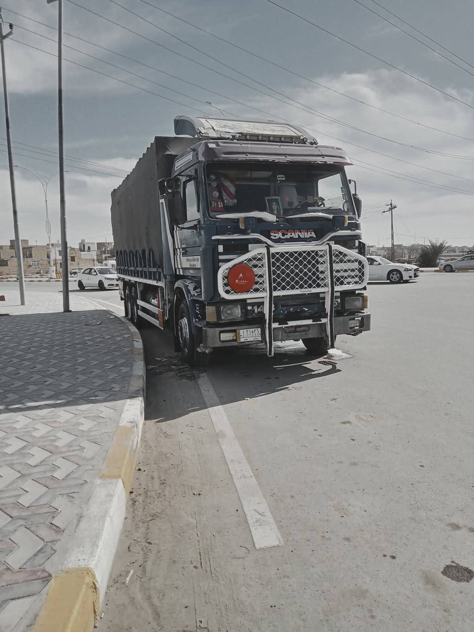 سلام عليكم سكانيا البيع موديل 93 حجم المحرك 143 كير 3_3  تخم تاير دوشمه جديده مكلف  ***********
