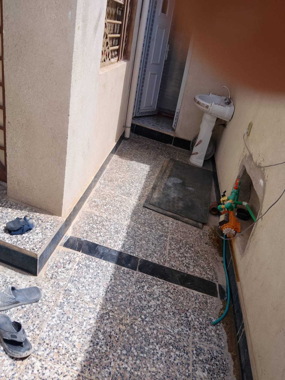 سلام عليكم بيت البيع في حي بغداد المكان البيت عله خدمات وكدامه ربع سايدات مكانه كلش راقي البيت 150وبصفه قطعه 150المساحه 300متر بس باني منه 150متر البيت بيه ديوانيه وبيه غرف 2وبيه حمام داخلي وصاله ومنور البيت جاهز الستفسار عله الرقم البيت بلديه بيه معامله كامله النتصال عله رقم ***********
