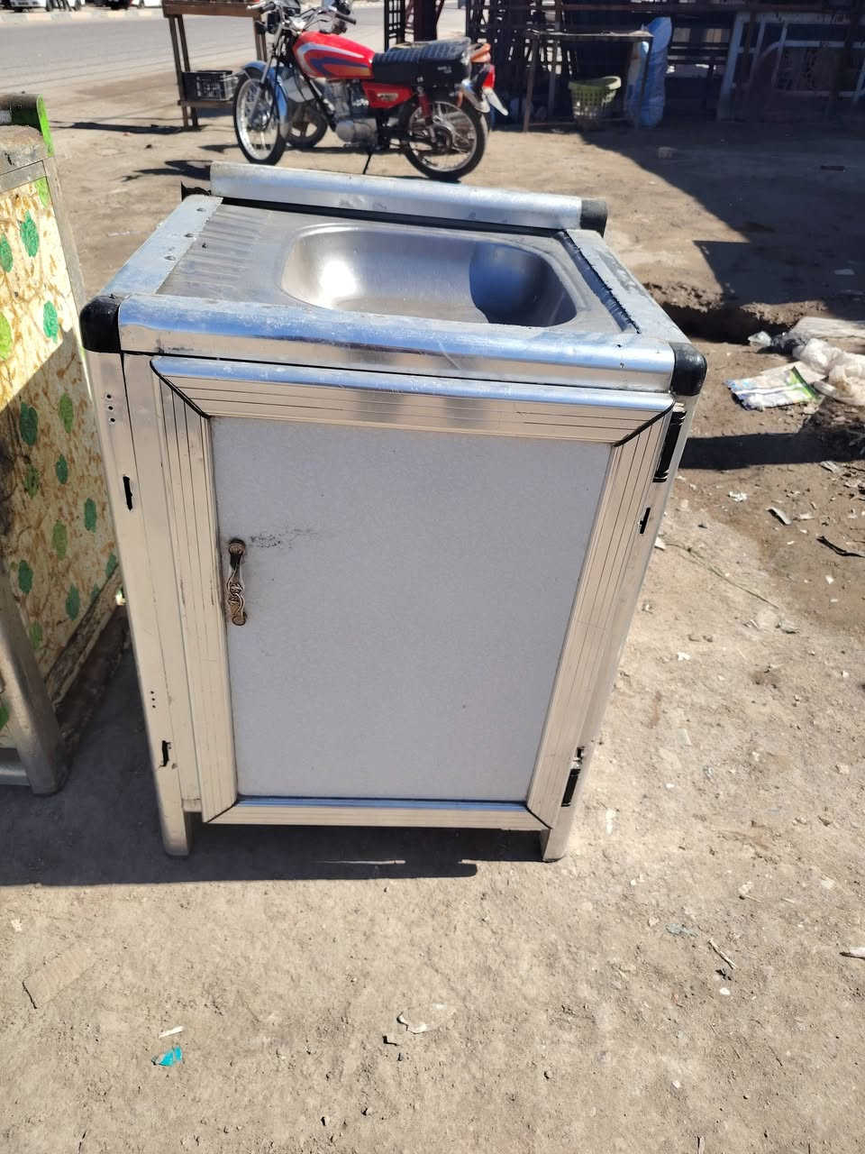 كونترات لبيع كلمن وسعره مكان حله ورديه خارج قرب مستشفى الكفيل وهذه رقمي *********** بيه وتساب ويرهمن مراوس وشتري جميع لكاونترات حتلو مكسر شعندك كاونتر شتريه سبالت مكيفات عطلان مولدات شعندك
