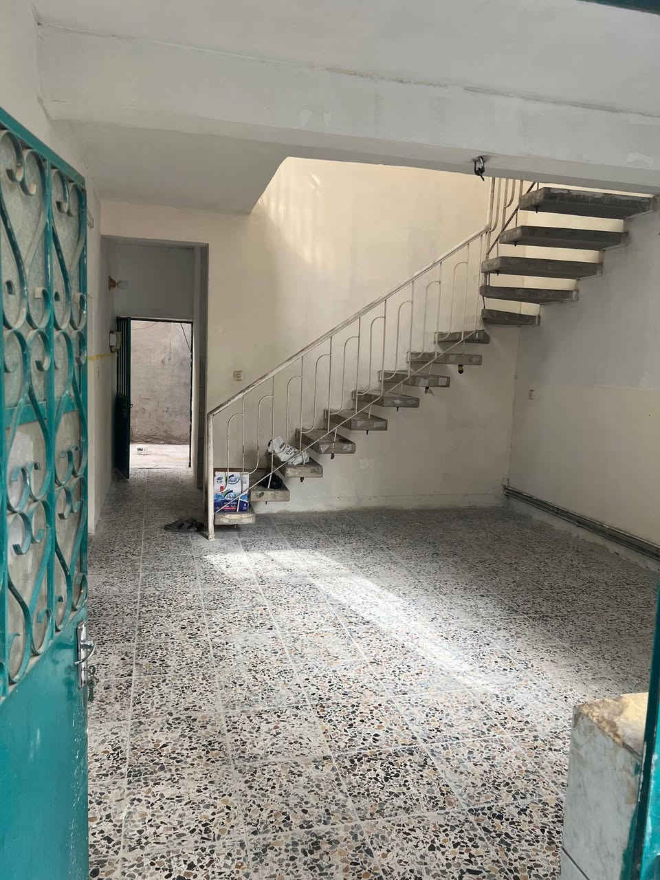 السلام عليكم منزل للبيع مساحه ١٢٦ قرب مجمع معتز فرع حسينه دار الامام الحسين البيت غير مسكون للتواصل علئ رقم الهاتف ***********
