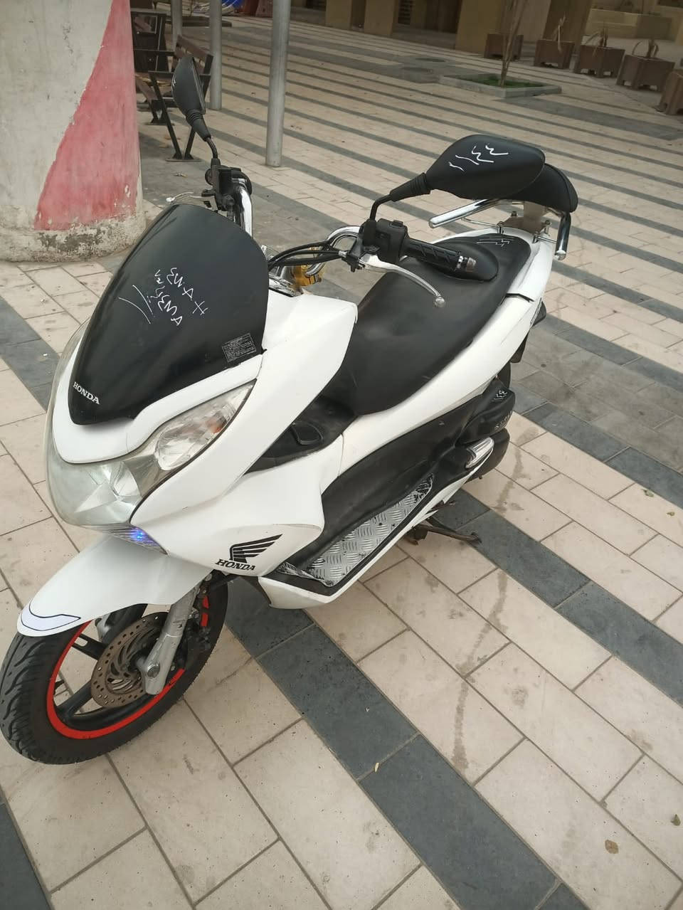 للبيع دراجه pcx ياباني الاصلي نوزل خطين ستان كهربائي حساس ازدحام دراجه جديده  حساس شلعه معدل خير من الله دراجه تتعب تكول جديده مال جناي  مكان بغداد الكرخ السعر مليون و350وبيهه مجال والاستفسار  ***********
