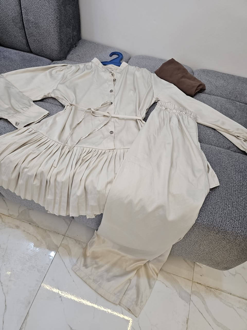للبيييع 
سوت رصاصي ما ملبوس قياس ٤٢_٤٤ ب ١٨
سوت اوف وايت ملبوس قليل ب١٥
ترانشكوت ما ملبوس نهائيا  وصيتو من شي ان وطلع كبير يلبس ٤٤_٤٦ صار عليه مع التوصيل ب٢٤ 
ابيعو ٢٠


**إذا كنت صاحب هذا الإعلان وتريد حذفه لأي سبب، رجاءا أرسل رسالة إلى الدعم الفني**