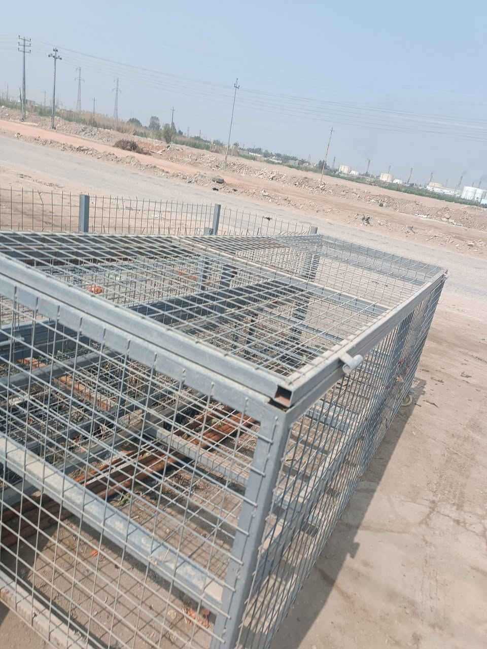 قفص حديدي للبيع
العدد: 3 أقفاص
الحالة: جديدة جداً، الاستخدام فقط أسبوع واحد
المواصفات:

الطول: 3 متر

العرض: 1 متر

الارتفاع: 1 متر طابقين مثل ما موضح بالصورة

حديد ثقيل ومتين
مناسب ليكون قفص دجاج أو قفص مخضَر
السعر: خاص
العنوان// الديوانية// حي الفرات
للاستفسار الاتصال أو المراسلة ***********
